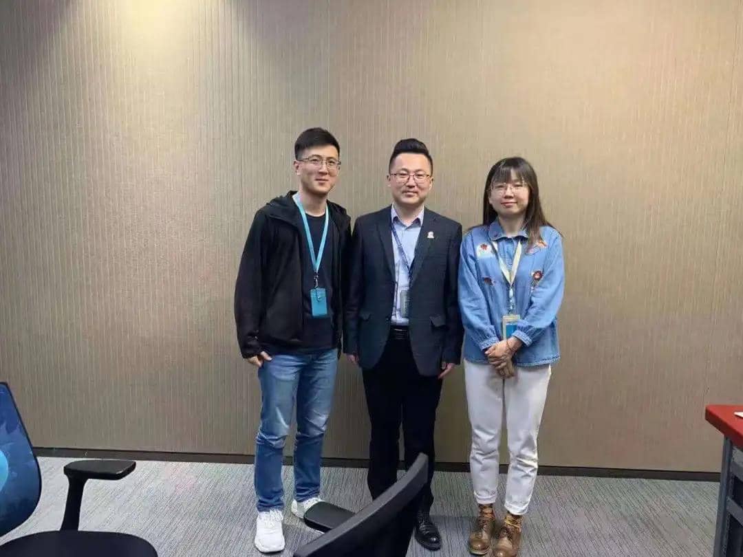 馬政鵬律師與蘇州廣播電視臺(tái)工作人員合影 馬政鵬律師與蘇州廣播電視臺(tái)工作人員合影