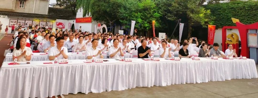 觀眾為明倫律師鼓掌 觀眾為明倫律師鼓掌